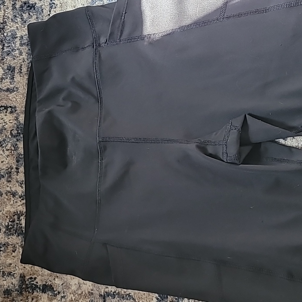 Black yoga pants that come to the knee. They have 2 side pockets